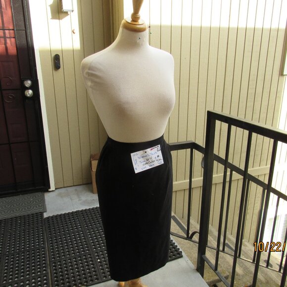#512  WOMEN'S COTTON VELVETEEN STYLE BLACK SKIRT (SIZE 14) - Picture 1 of 4